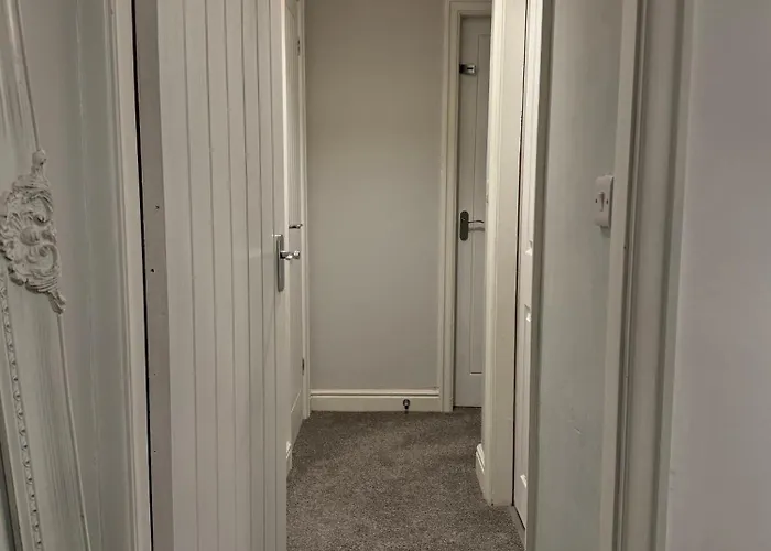 The Airport Flat - Newly Renovated & Free Parking