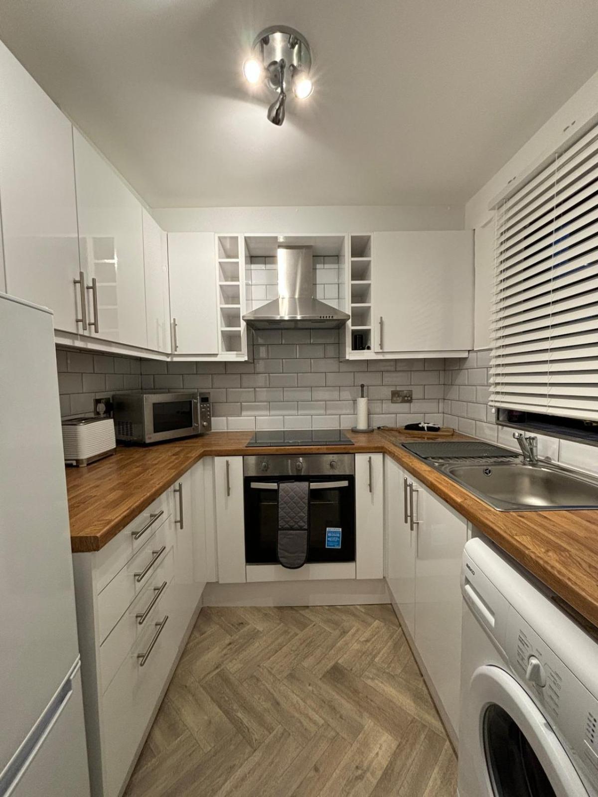 Apartamento The Airport Flat - Newly Renovated & Free Parking *