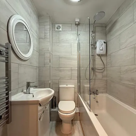 The Airport Flat - Newly Renovated & Free Parking Apartment Leeds  Exterior photo