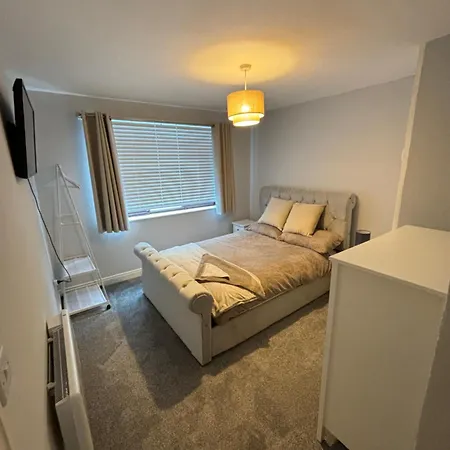 The Airport Flat - Newly Renovated & Free Parking Apartment Leeds  Exterior photo