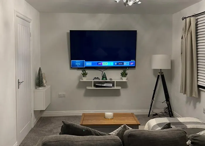 The Airport Flat - Newly Renovated & Free Parking