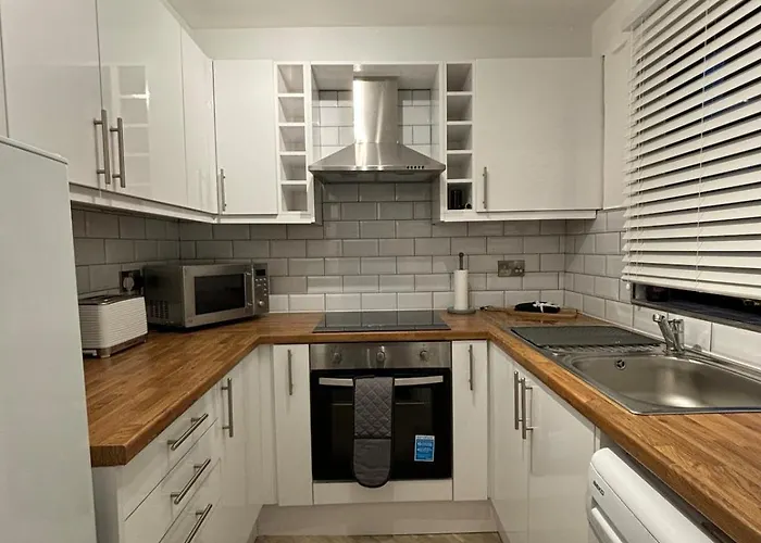 The Airport Flat - Newly Renovated & Free Parking
