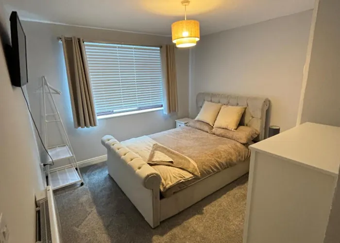The Airport Flat - Newly Renovated & Free Parking