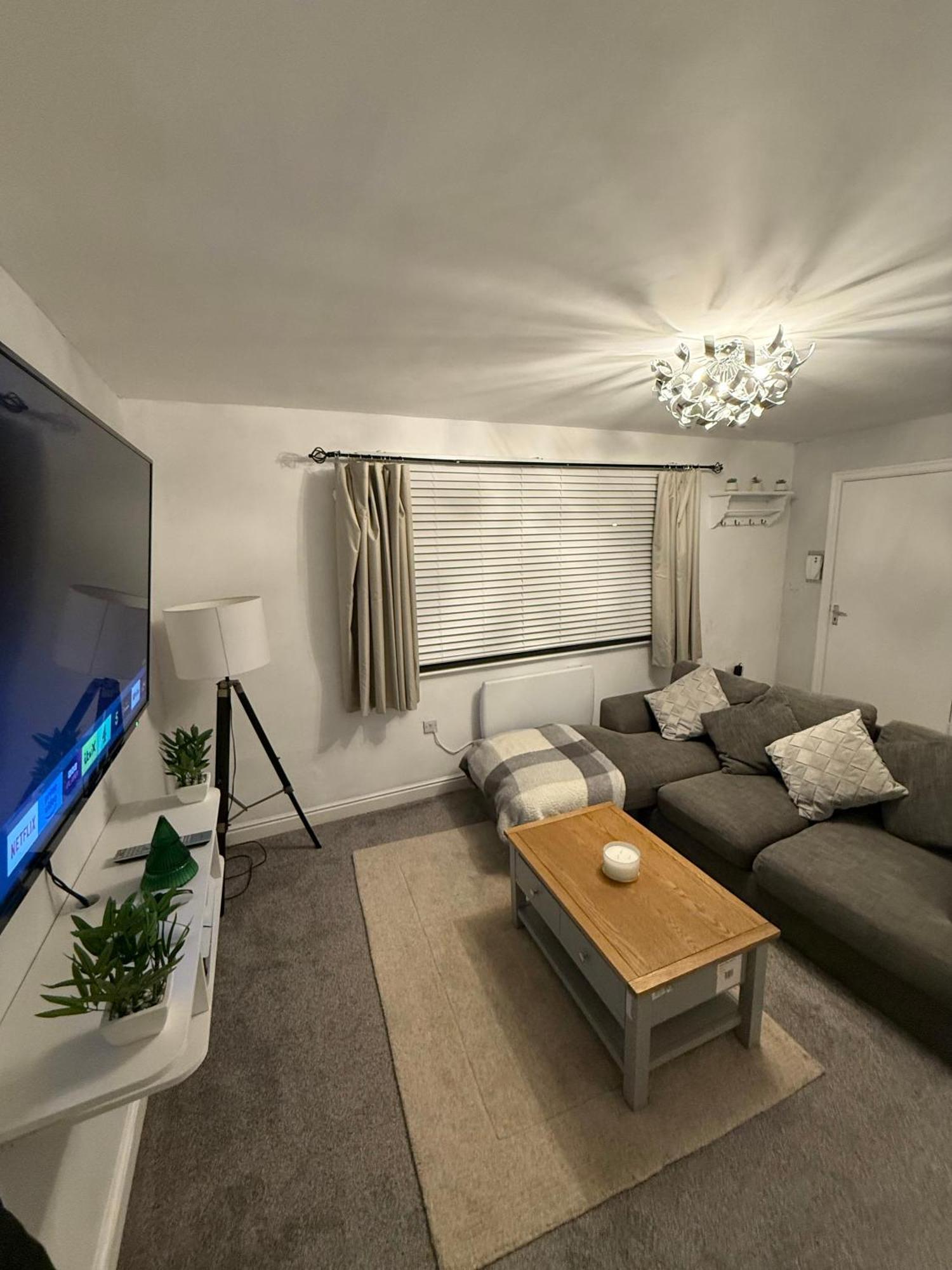 Apartment The Airport Flat - Newly Renovated & Free Parking *