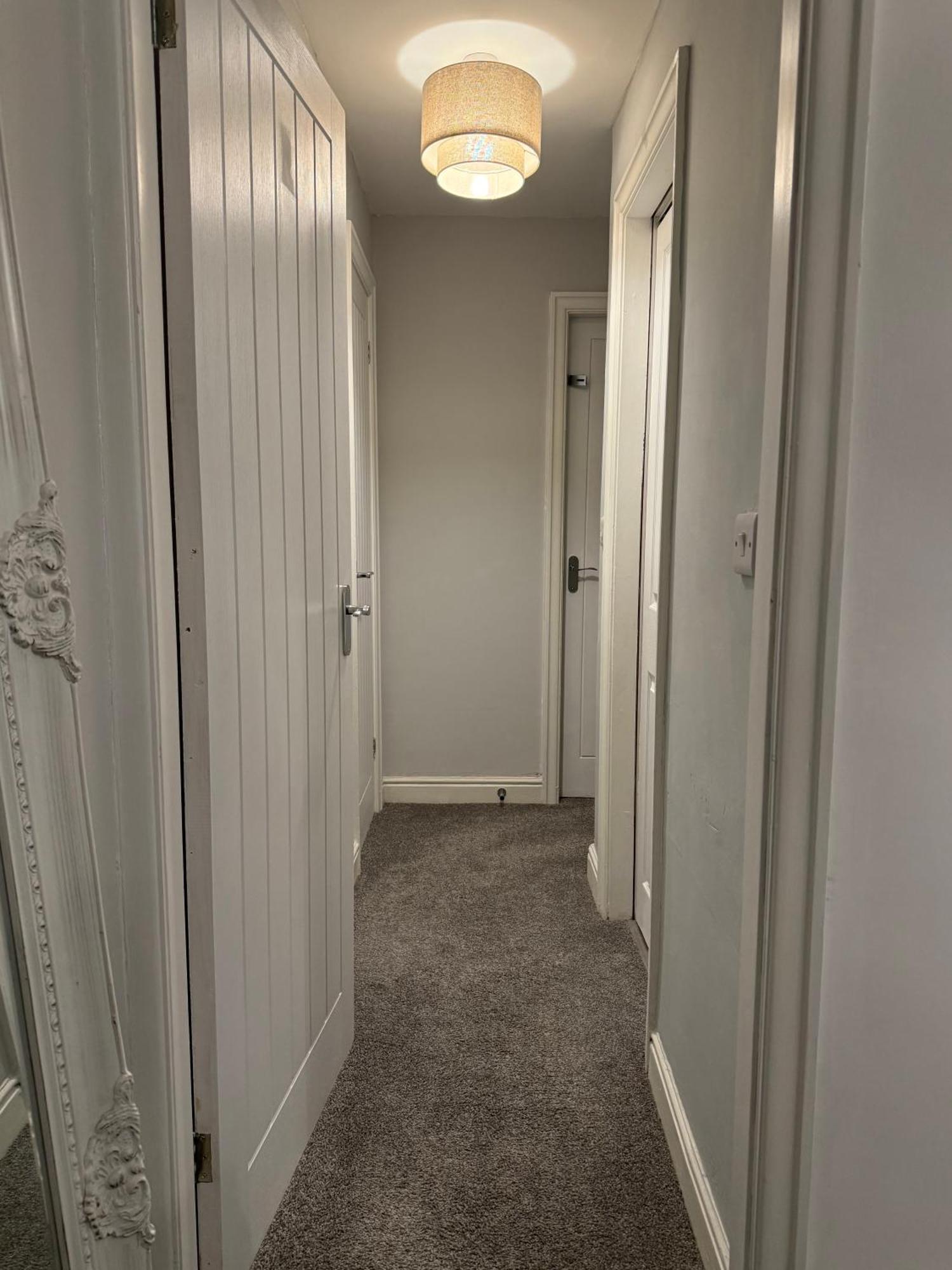 Apartment The Airport Flat - Newly Renovated & Free Parking *