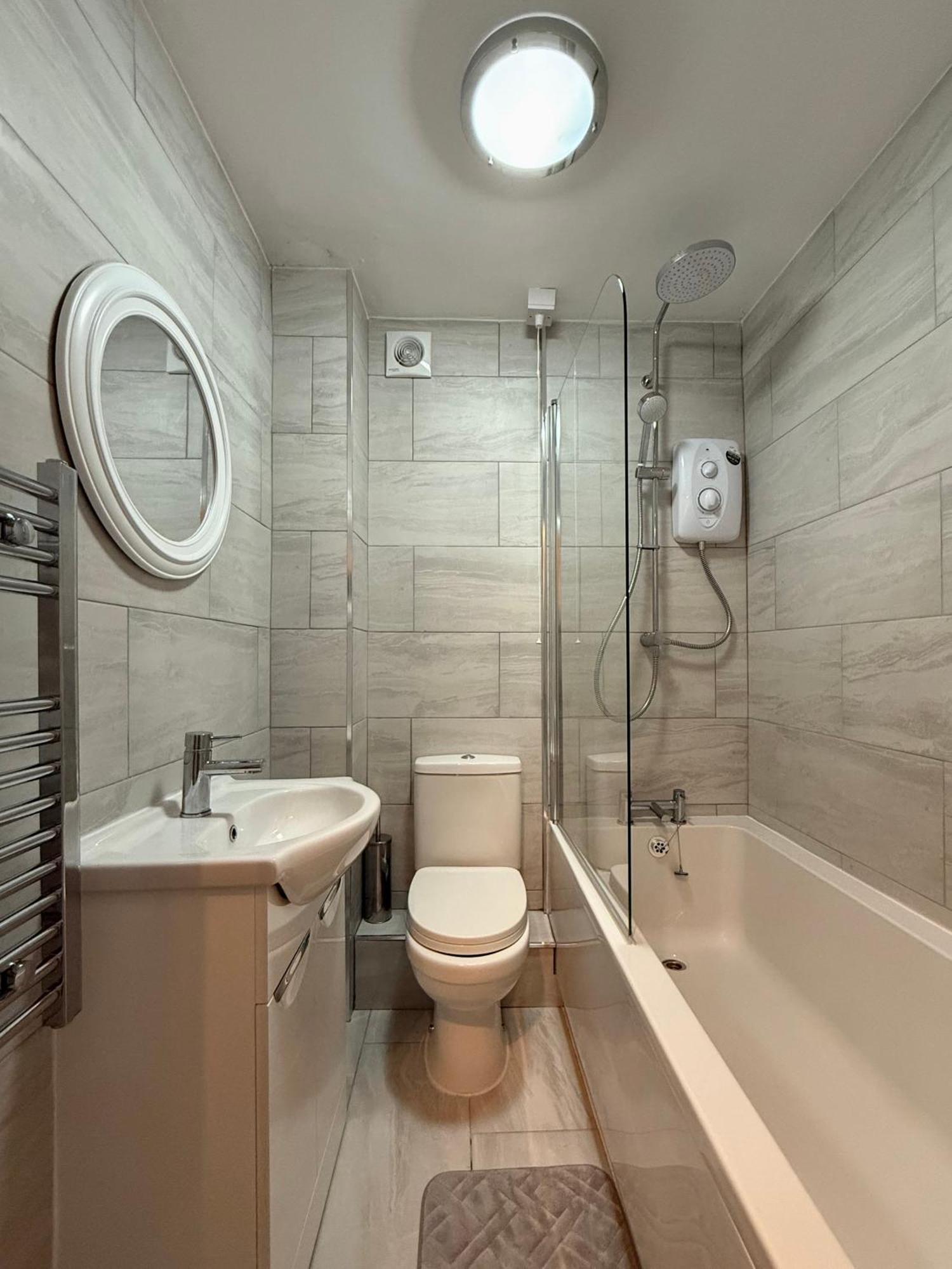 The Airport Flat - Newly Renovated & Free Parking